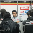 3月の鈴鹿テストで、チーム無限のスタッフと話す佐藤琢磨。