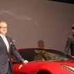 フェラーリ・F12 ベルリネッタ　フェラーリS.p.Aプロダクト・マーケティングマネージャーのアンドレア・バッシ氏(右)とフェラーリ・ジャパンプレジデント&CEOのハーバート・アプロス氏(左)