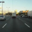 ロシアの高速道路で起きた奇跡的な事故回避の瞬間