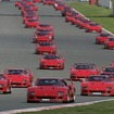 英国シルバーストンサーキットで開催された60台のフェラーリF40によるパレードラップ