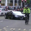 英ロンドン市内で自転車警官に誘導されて、職務質問を受ける場所へ移動するヴガッティヴェイロン