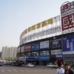 様々な自動車用品店が軒を連ねる中国・北京の西国貿汽配基地（参考画像）
