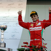 2位表彰台に上がり喜ぶフェラーリのフェリペ・マッサ（F1 日本GP）