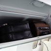 頭上の荷物スペースには大きめのキャリーカートも収容可能。