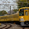 本川越「時の鐘と蔵のまち」方面へと駆ける西武新宿線電車