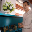 「道の駅」内の地域特産品販売コーナーで、コンポンチュナンの陶器を手にする黒木雅文大使