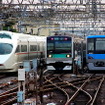 千代田線に乗り入れているJR東日本のE233系2000番台（中央）と小田急電鉄の4000形（右）。保安装置などを改造し、E233系は小田急線に、4000形はJR常磐線にも乗り入れできるようにする。