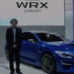 スバルWRXコンセプトと同社商品企画本部デザイン部の難波治部長