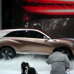 回転台に乗って回転し始めた「Acura Concept SUV-X」