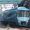 新宿駅に入線するMSEの6両編成。