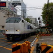 梅田貨物駅を通過する特急列車（2013年4月末）