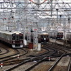 3本の列車が同着する阪急十三駅