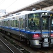 北陸本線の普通列車で運用されているJR西日本の521系。あいの風とやま鉄道はJR西日本から521系を譲り受けて列車を運転する。