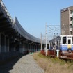 えちぜん鉄道（右）が北陸新幹線の高架橋（左）に一時的に乗り入れて、えちぜん鉄道用の高架橋建設敷地を捻出する。