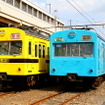 秋に引退する予定のスカイブルー色1001号編成（右）と、2012年に引退した秩父鉄道旧塗装の1007号編成（左）。