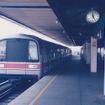 シンガポールの都市鉄道（MRT）で運用されているC151系（1994年）。走行装置を東芝のPMSMシステムに更新する。