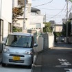 諏訪分駅の新奥沢方から駅跡地（左）を望む。駅に沿って延びていた道路がわずかに曲がっているのは、ホームなど線路沿いの駅施設を避けたためだろうか。