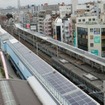 ホーム上屋に太陽光パネルを設置した東西線葛西駅。8月27日から稼働する。