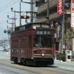 熊本市電の8800形101号（レトロ電車）。ICカードは2014年度末までに全機能の導入を目指す。