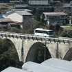 鉄道用として建設された阪本線のアーチ橋をバスが走る。単線で計画されていたため専用道も1車線分の幅しかない。