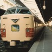 非ボンネット非貫通タイプの先頭車を組み込んだ485系編成（上野駅、1982年頃）。写真は東北本線の特急『ひばり』だが、常磐線の『ひたち』でも運用されていた。