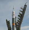 射点に立つソユーズTMA-08M宇宙船(34S)を搭載したソユーズロケット。油井宇宙飛行士もソユーズ宇宙船でISSへ向かう予定だ。バイコヌール基地にて2013年3月に撮影された。