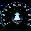 路車間通信で信号の変わるタイミングの情報を取得。速度計にカラーバーを表示し、この速度を維持しているとアクセルを余計に踏み込むことなく、青の状態で通過できる。