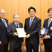 左から、JAF小栗会長、FIAトッド会長、安倍総理、JAF矢代副会長