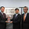 トムソン・ロイターの日本法人 代表取締役・冨井俊行氏（左）からトロフィーを授与するNGK大島崇文副社長（中央）および青木昇知的財産部長（右）