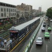 イランの首都・テヘランのBRTは、中央車線を柵で区切ってバス専用車線としている。停留所も道路中央部に設けられており、まるで鉄道駅のプラットホームのようだ。