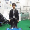 宇都宮大学のパーソナル・モビリティ電動ロボット「Nena」。特許を取った磁気ナビゲーション移動方式を利用している（写真2）