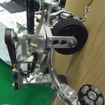 姿勢制御の仕組み。2対のアームで車輪位置を調整することで、幹径が変化しても対応できる機構にした（写真4）