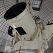東京・小金井市のNICT本部、宇宙光通信地上センタードーム内で1.5メートル望遠鏡の見学ツアーが開催された。