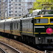 JR西日本の寝台特急「トワイライトエクスプレス」。通常は10両編成の客車を機関車がけん引しているが、ツアーでは3両減らした6両編成での運転となる。