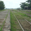 上下に波打った状態のミャンマーの鉄道線路。同国の鉄道は施設の老朽化が著しい。
