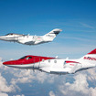 ホンダジェット認定試験用初号機（シルバーの機体）と3号機（赤い機体）の飛行の様子