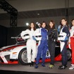 東京オートサロン会場で、レーシングスーツのファッションショー開催