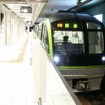 七隈線の天神南駅ホームに停車中の3000系電車。ここから1.6km先の博多駅まで延伸する。