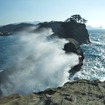伊豆・堂ヶ島では荒々しい波濤を見ることができる