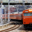 大阪環状線では3ドア車の221系などのほか4ドア車の103系も運用されている。