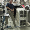 衛星放出機構を親アーム先端取付型実験プラットフォーム（MPEP）に取り付ける若田宇宙飛行士（出典：JAXA／NASA）