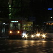 岡山駅前停留場で発車を待つ岡山電軌の路面電車（左）。4月1日以降も現行運賃を据え置く。