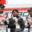 GT300優勝の谷口（左）と片岡（右）。中央は片山右京監督。撮影：益田和久
