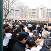 北京のマレーシア大使館前で抗議デモをおこなうMH370便犠牲者の家族達（3月25日）
