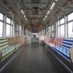 多摩都市モノレールは「イケア立川」オープンを記念した「IKEA TRAIN」を運行している。写真はイケアのテキスタイルでカラフルな車内の様子