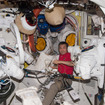 EMUの冷却水配管を掃除する若田宇宙飛行士（4月9日撮影）（出典：JAXA／NASA）