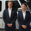 メルセデスベンツ日本の上野金太郎社長（右）とマーク・デボルケ副社長（左）