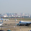 羽田空港内の駐車場から眺めたVIPスポット。撮影は24日午前。