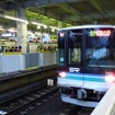 東急は2014年度、東横線の代官山・武蔵小杉・横浜駅にホームドアを設置する。写真は武蔵小杉駅ホームの目黒線側。同線ホームには既にホームドアが設置されているが、東横線側にも設置されることになる