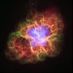 X線 (紫；米国チャンドラ衛星) で見た、かに星雲の画像を、可視光と重ねたもの。中心の白い点がパルサー（出典：東京大学）